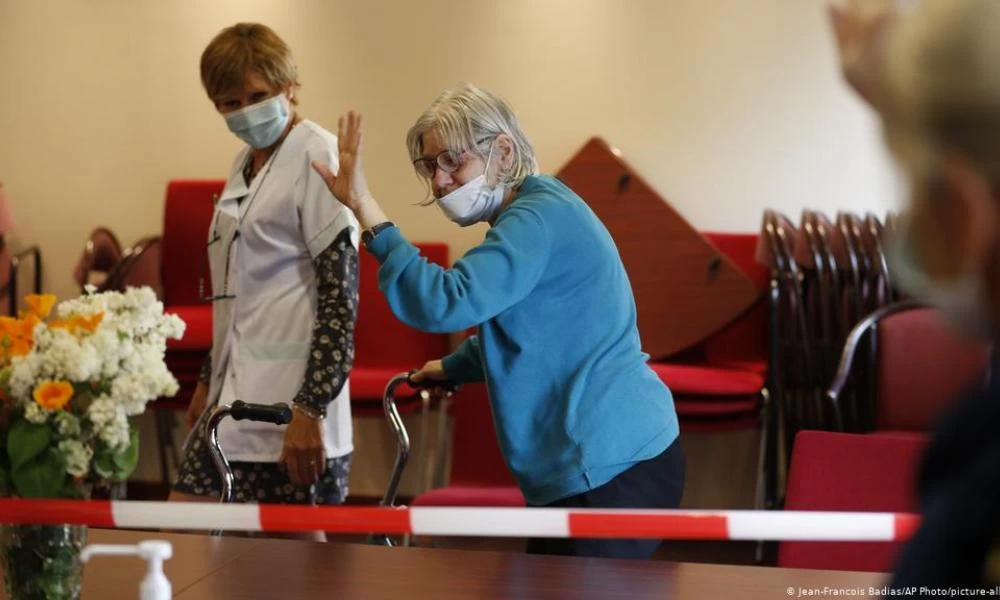 Κορονοϊός - Γαλλία: Οι μισοί εργαζομένοι σε γηροκομεία δεν εμπιστεύονται το εμβόλιο